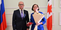 Трех многодетных мам из Ижевска наградили знаком отличия «Материнская слава» - Информационно-аналитическое управление г. Ижевск