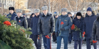 Сотрудники МЧС Удмуртии приняли участие в торжественной церемонии возложения цветов в День защитника Отечества - ГУ МЧС Удмуртии