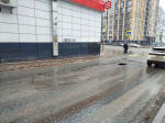А вот и провал на углу, за день "съевший" два автомобиля