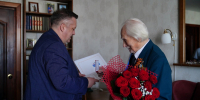 ​Глава Ижевска Дмитрий Чистяков передал юбилейные медали «80 лет Победы в Великой Отечественной войне» еще двум ветеранам - Информационно-аналитическое управление г. Ижевск