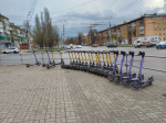 Оборудованная стоянка для электросамокатов двух компаний кикшеринга