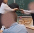 Видео с бьющим учительницу рюкзаком школьником из Ижевска распространяется в соцсетях - Udm-info.Ru