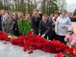 В День Победы в Великой Отечественной Войне сотрудники Арбитражного суда Удмуртской Республики возложили цветы к монументу боевой славы и трудовой доблести