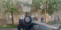На улице 30 лет Победы в Ижевске в результате ДТП перевернулся автомобиль - Сусанин