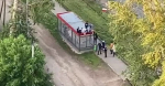 В Ижевске группа подростков устроила танцы на крыше остановки
