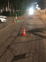 В Ижевске девушка опрокинулась на электросамокате из-за крышки люка