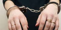 Преступница девушка нарушитель грабительница преступление арест задержание наручники3.jpg - ИА Удмуртия