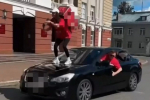 Водителя Subaru наказали в Ижевске за танцующую на капоте девушку