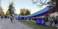Гигантский триколор создали в Ижевске в День государственного флага России - Комсомольская Правда