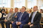 Глава Ижевска Дмитрий Чистяков вручил школьникам значки «Мой папа - герой»
