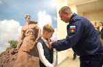 Глава Ижевска Дмитрий Чистяков вручил школьникам значки «Мой папа - герой»