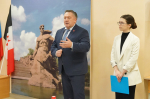 Глава Ижевска Дмитрий Чистяков вручил школьникам значки «Мой папа - герой»