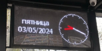 МыСпросилиЗаВас: почему на остановке у Центральной площади в Ижевске табло с часами показывает неправильные время и дату? - Сусанин