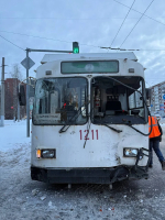 Два человека пострадали в столкновении троллейбуса и погрузчика в Ижевске