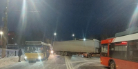 Грузовик столкнулся с автобусом в Ижевске - Комсомольская Правда