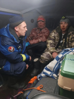 Не провалились, но могли: благодаря спасателям двое рыбаков остались живы