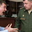 Житель Удмуртии попытался придушить военного комиссара на похоронах бойца СВО - Сусанин