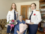 Представители Женсовета следственного управления поздравили ветерана с Днем Победы и вручили юбилейную медаль