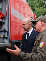 Председатель Правительства Удмуртии вручил пожарным ключи от 10 новых автоцистерн