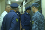 Заместитель прокурора Удмуртской Республики Дмитрий Хобраков и прокурор по надзору за соблюдением законов в исправительных учреждениях Михаил Черниев провели обход основных объектов исправительной колонии № 7. В ходе посещения были проверены рабочие места в производственных цехах учреждения, банно-прачечный комплекс, условия содержания в запираемых помещениях, в жилых помещениях отрядов для осужденных, а также качество питания и соблюдение санитарных норм в столовой. Во время обхода представители прокуратуры провели опрос осужденных на предмет наличия жалоб и заявлений.